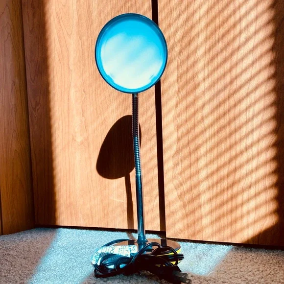 LED reading lamp | Electric: No bulb needed - Picture 3 of 5